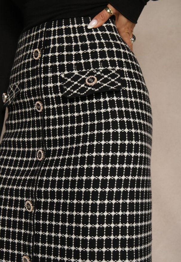 Renee - Czarno-Biała Tweedowa Spódnica Ołówkowa w Kratę z Guzikami Aretusa. Okazja: na spotkanie biznesowe. Stan: podwyższony. Kolor: czarny. Styl: biznesowy