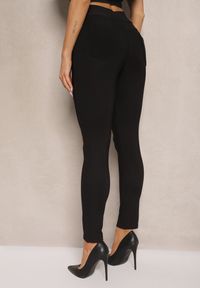Renee - Czarne Spodnie o Klasycznym Fasonie High Waist z Guzikami Tiadira. Okazja: na co dzień, do pracy. Stan: podwyższony. Kolor: czarny. Materiał: bawełna, jedwab. Styl: klasyczny #4