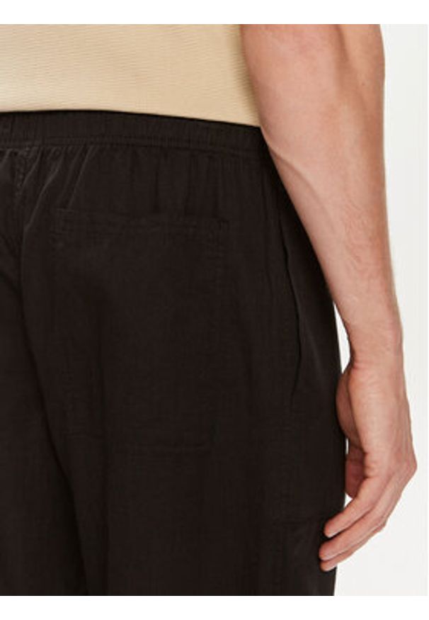 Calvin Klein Jeans Spodnie materiałowe J30J325126 Czarny Regular Fit. Kolor: czarny. Materiał: bawełna, len