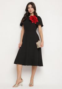 Born2be - Czarna Sukienka Vices o Rozkloszowanym Kroju z Odpinanym Kwiatem 3D Rallarea. Kolor: czarny. Wzór: kwiaty. Sezon: wiosna, lato #6