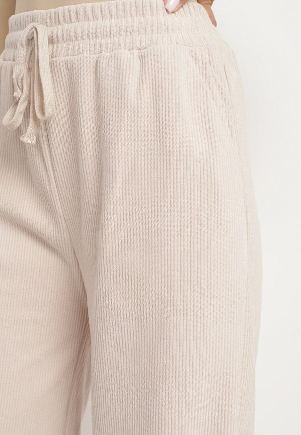 Born2be - Beżowe Szerokie Spodnie z Wysokim Stanem Wiązane Sznurkiem Cosetta. Okazja: na co dzień. Stan: podwyższony. Kolor: beżowy. Styl: elegancki, casual