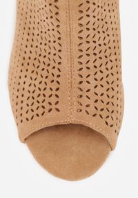 Renee - Ciemnobeżowe Sandały Vices na Obcasie z Ażurowymi Wycięciami i Otwartym Noskiem Tasiri. Okazja: na co dzień. Nosek buta: otwarty. Kolor: beżowy. Wzór: ażurowy. Materiał: satyna, len. Sezon: wiosna, lato. Obcas: na obcasie. Styl: casual, elegancki. Wysokość obcasa: średni #8