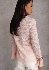 Renee - Różowa Bluzka z Koronki Ozdobiona Rozkloszowanymi Rękawami i Falbanką na Dole Sanovia. Okazja: na co dzień. Kolor: różowy. Materiał: koronka. Wzór: aplikacja, koronka. Styl: casual, elegancki #7