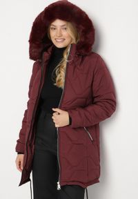 Born2be - Bordowa Klasyczna Kurtka z Pikowanymi Przeszyciami i Kapturem z Futerkiem Raffisa. Okazja: na co dzień. Kolekcja: plus size. Kolor: czerwony. Materiał: futro. Styl: klasyczny #7