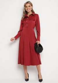Born2be - Bordowa Rozkloszowana Sukienka o Koszulowym Kroju z Imitacją Kieszeni i Gumką w Talii Rizza. Okazja: na co dzień. Kolor: czerwony. Typ sukienki: koszulowe. Styl: wizytowy, klasyczny, casual, elegancki #7