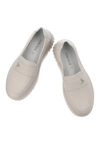 Półbuty damskie Vinceza, cholewka ze skóry naturalnej licowej wsuwany fason z ozdobnym elementem, beżowe, 93218. Kolor: beżowy. Materiał: skóra. Szerokość cholewki: normalna #2