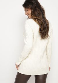 Born2be - Jasnobeżowy Sweter z Wiskozą i Ozdobnym Splotem Savria. Okazja: na co dzień. Kolor: beżowy. Materiał: wiskoza. Wzór: ze splotem. Styl: klasyczny, casual