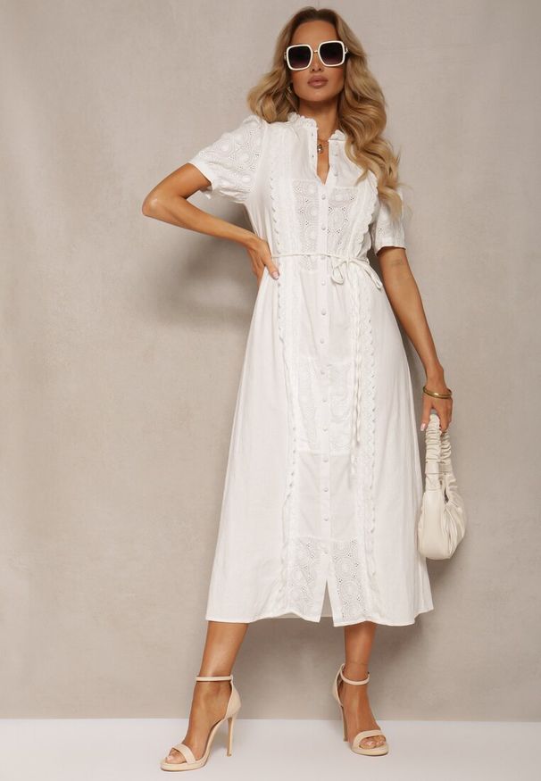 Renee - Biała Bawełniana Sukienka z Paskiem Ozdobiona Koronką Virona. Okazja: na co dzień. Kolor: biały. Materiał: bawełna, koronka. Długość rękawa: krótki rękaw. Wzór: aplikacja, koronka. Sezon: lato. Typ sukienki: proste. Styl: casual, klasyczny