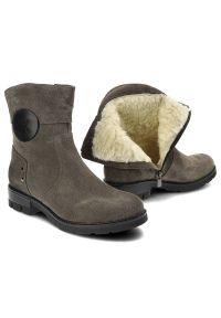 Zielone Botki Karino Damskie Wygodne Obuwie. Kolor: zielony. Materiał: zamsz. Obcas: na obcasie. Styl: elegancki. Wysokość obcasa: średni #6