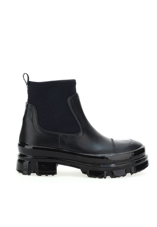 MOA Concept - MOA CONCEPT - Czarne botki na lakierowanej podeszwie. Nosek buta: okrągły. Kolor: czarny. Materiał: lakier. Szerokość cholewki: normalna. Wzór: napisy