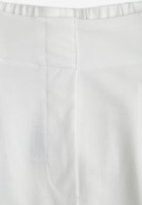Born2be - Białe Spodnie z Eleganckimi Zakładkami i Nogawkami o Długości 3/4 Dorasea. Okazja: do pracy, na co dzień. Kolekcja: plus size. Kolor: biały. Styl: elegancki #6