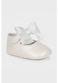 Mayoral Newborn - Baleriny dziecięce. Nosek buta: okrągły. Kolor: biały. Materiał: bawełna, skóra ekologiczna, guma. Szerokość cholewki: normalna #1