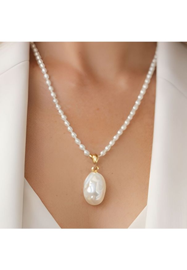 Braccatta - NOKO XXL naszyjnik ogromna biała perła barokowa, zapinka. Materiał: złote, pozłacane, srebrne. Kolor: biały. Wzór: aplikacja. Kamień szlachetny: perła