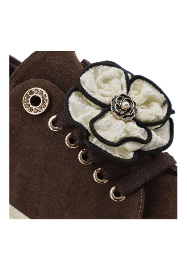 Czekoladowe Sneakersy Karino Modne Obuwie Damskie. Okazja: na co dzień. Kolor: brązowy. Materiał: welur, materiał. Szerokość cholewki: normalna. Wzór: kwiaty. Styl: casual