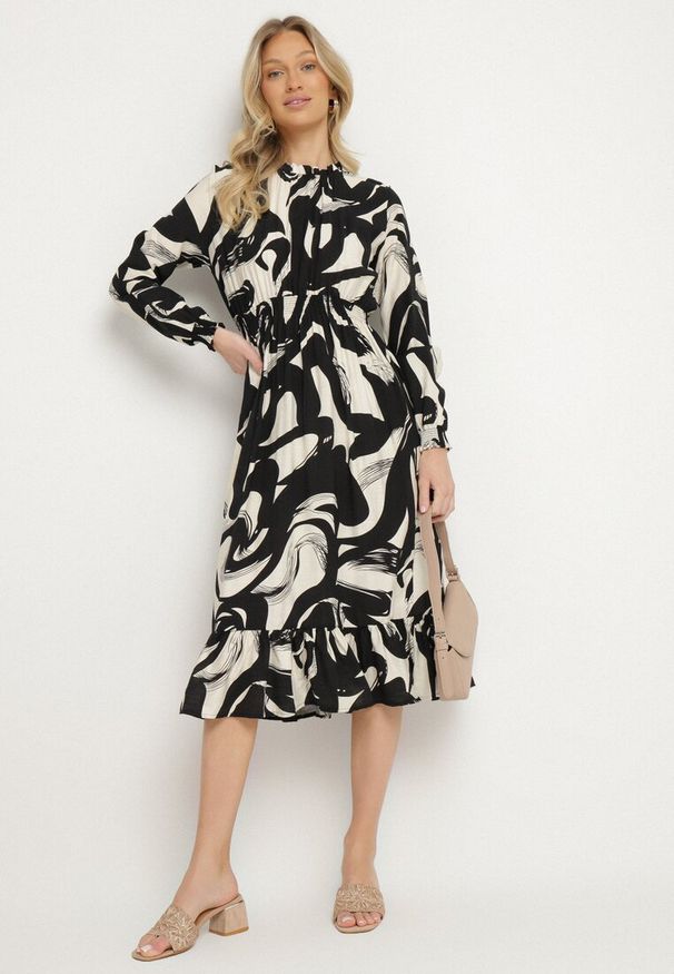 Born2be - Czarna Rozkloszowana Sukienka z Bawełną w Abstrakcyjny Wzór Silsedi. Okazja: na spacer, na co dzień. Kolor: czarny. Materiał: bawełna. Styl: elegancki, casual, klasyczny