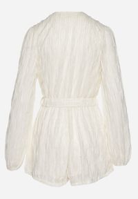 Born2be - jasnobeżowy Kombinezon o Kopertowym Kroju Zdobiony Błyszczącą Nitką i Wiązany w Pasie Venvina. Kolor: beżowy. Materiał: skóra. Wzór: aplikacja. Styl: elegancki #3