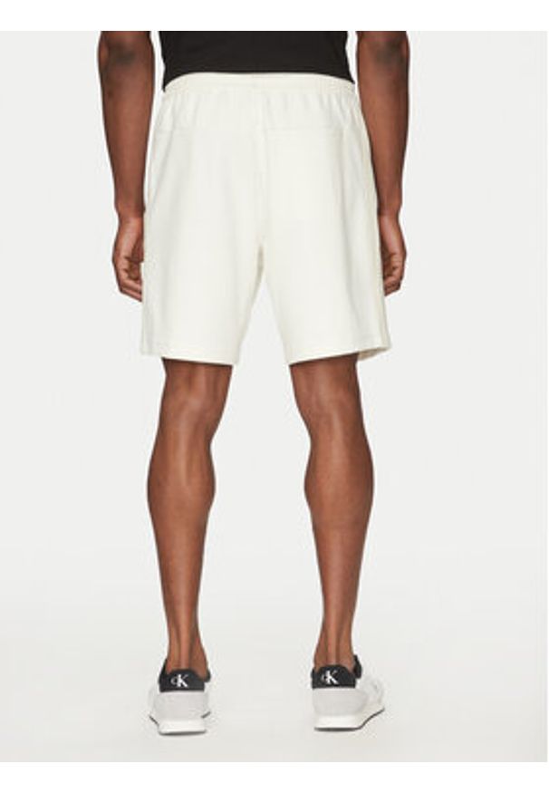 Calvin Klein Jeans Szorty sportowe Logo Tape J30J327246 Écru Regular Fit. Materiał: bawełna. Styl: sportowy