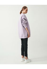 MMC STUDIO - Liliowa bluza z logo Label. Kolor: różowy, wielokolorowy, fioletowy. Materiał: jeans, bawełna. Długość rękawa: długi rękaw. Długość: długie. Wzór: aplikacja, haft #3