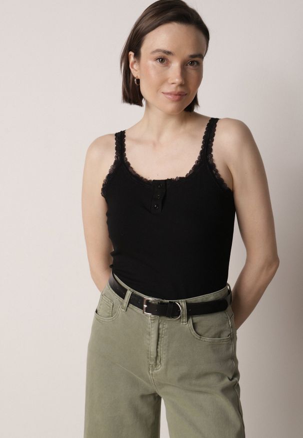 Born2be - Czarny Top z Bawełny Ozdobiony Guzikami i Koronką przy Dekolcie Beralie. Okazja: na co dzień. Kolor: czarny. Materiał: bawełna, koronka. Wzór: aplikacja, koronka. Styl: casual, elegancki, klasyczny