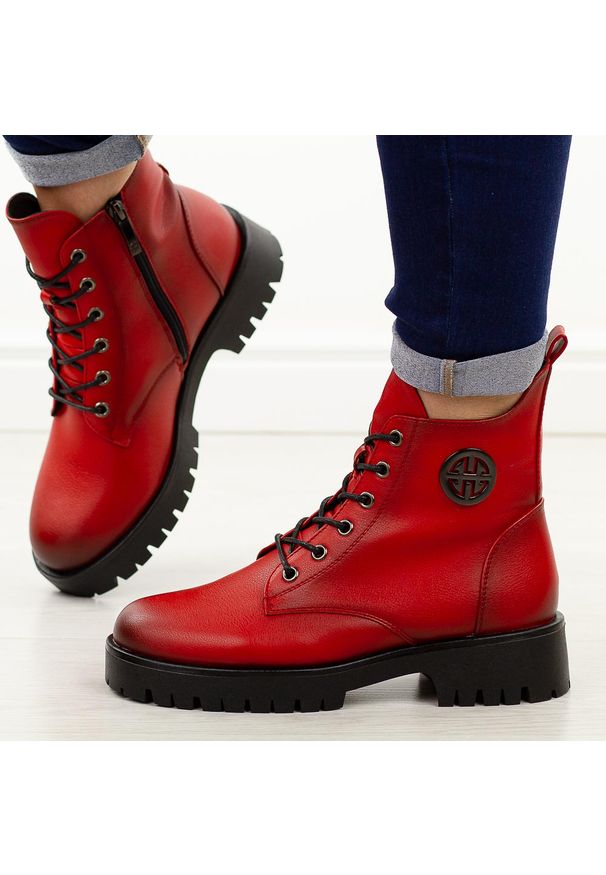 POTOCKI - Czerwone botki damskie na traperze Potocki 12672. Okazja: na co dzień. Nosek buta: okrągły. Kolor: czerwony. Materiał: skóra. Szerokość cholewki: normalna. Wzór: aplikacja. Sezon: zima, jesień. Styl: klasyczny, rockowy, casual, elegancki