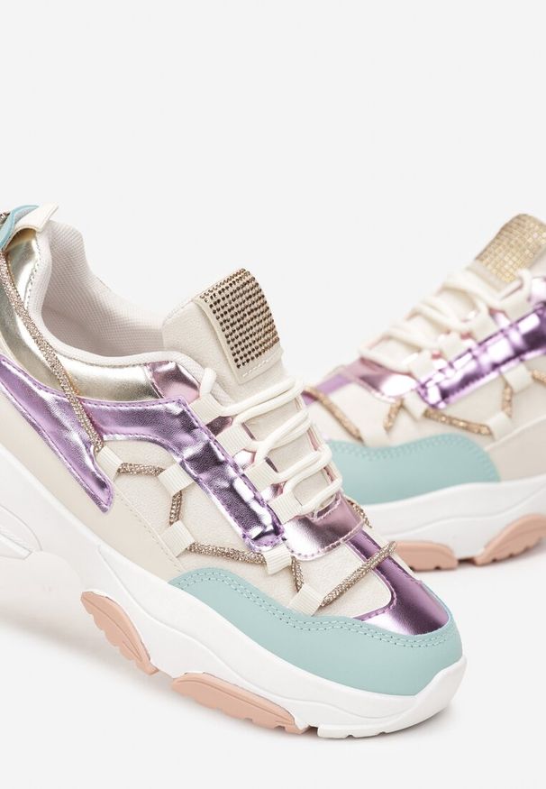 Born2be - Beżowo-Fioletowe Sneakersy z Dekoracyjnym Sznurkiem z Cyrkoniami Katalynne. Okazja: na co dzień. Nosek buta: okrągły. Zapięcie: sznurówki. Kolor: beżowy. Wzór: aplikacja. Materiał: jeans, materiał. Sezon: wiosna, jesień. Obcas: na obcasie. Wysokość obcasa: niski