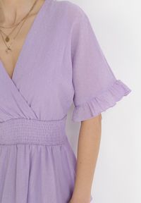 Born2be - Fioletowa Sukienka Mini z Gumką w Pasie i Falbankami Edeane. Typ kołnierza: kołnierz z falbankami. Kolor: fioletowy. Długość: mini #2