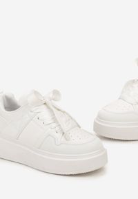 Renee - Białe Sneakersy z Przeszyciami i Ozdobnymi Sznurówkami na Grubej Podeszwie Timarel. Kolor: biały. Wzór: aplikacja #5