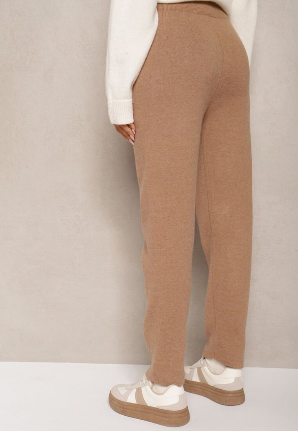 Renee - Ciemnobeżowe Spodnie z Bawełną High Waist Ozdobione Sznurkiem Venaline. Okazja: na co dzień. Stan: podwyższony. Kolor: beżowy. Materiał: bawełna. Wzór: aplikacja. Styl: klasyczny, casual