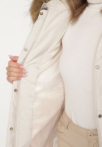 Born2be - Biała Casualowa Kurtka Parka z Kapturem z Futerkiem Nallorea. Okazja: na co dzień. Typ kołnierza: kaptur. Kolor: biały. Materiał: futro. Styl: casual #4