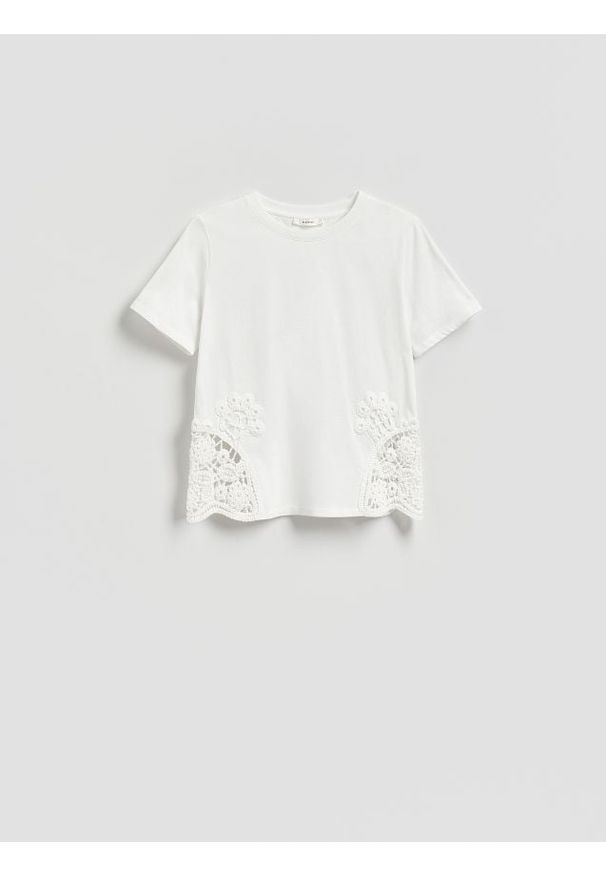 Reserved - T-shirt z ażurową wstawką - biały. Kolor: biały. Materiał: dzianina, bawełna. Wzór: ażurowy