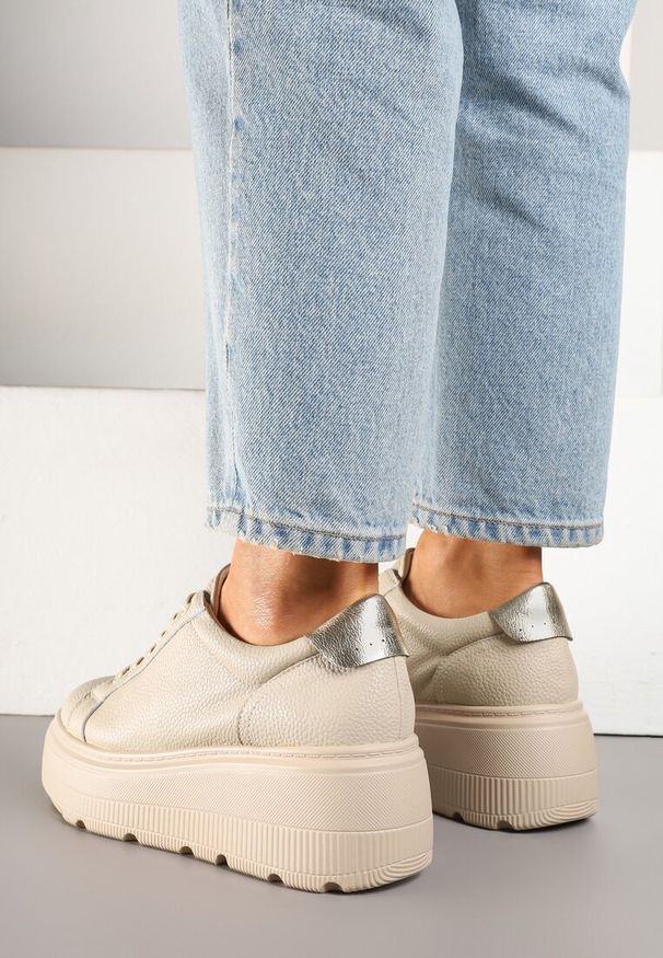 Born2be - Beżowe Skórzane Sneakersy na Grubej Podeszwie z Metaliczną Wstawką Remalia. Okazja: na co dzień. Kolor: beżowy. Materiał: skóra