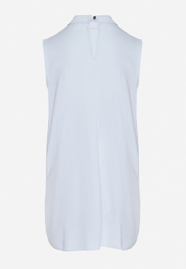 Born2be - Jasnoniebieska Asymetryczna Bluzka z Dłuższymi Bokami Fadeleira. Okazja: na co dzień. Typ kołnierza: kołnierzyk stójkowy. Kolor: niebieski. Materiał: jeans. Długość: długie. Styl: casual, klasyczny, elegancki