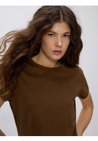 Reserved - T-shirt z domieszką jedwabiu - brązowy. Kolor: brązowy. Materiał: jedwab