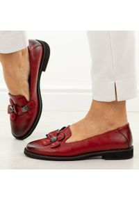 Czerwone półbuty damskie Jezzi 25128-3. Okazja: na co dzień. Nosek buta: okrągły. Kolor: czerwony. Szerokość cholewki: normalna. Wzór: kwiaty. Materiał: skóra. Sezon: wiosna, jesień, lato. Obcas: na obcasie. Styl: casual, elegancki, klasyczny. Wysokość obcasa: niski #1