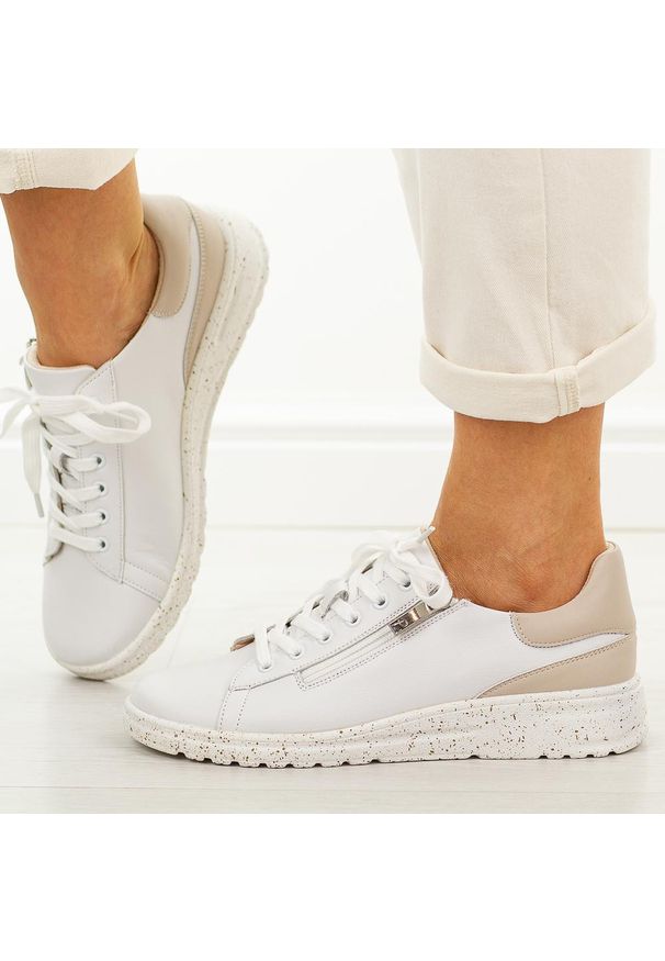 POTOCKI - Białe skórzane półbuty damskie Potocki 19402. Okazja: na co dzień. Zapięcie: sznurówki. Kolor: biały. Materiał: skóra. Szerokość cholewki: normalna. Sezon: wiosna, jesień, lato. Styl: casual, elegancki, klasyczny