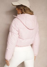 Renee - Różowa Pikowana Kurtka z Nieodpinanym Kapturem o Krótkim Kroju Tinneira. Okazja: na spacer. Kolor: różowy. Materiał: jeans. Długość: krótkie. Styl: elegancki #4