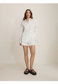 Reserved - Szorty z bawełnianego muślinu - biały. Kolor: biały. Materiał: bawełna #1