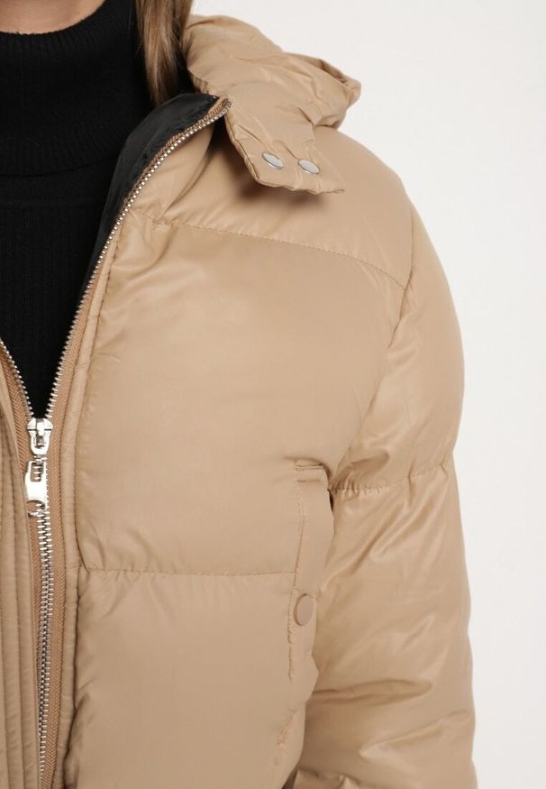 Born2be - Ciemnobeżowa Kurtka Pikowana o Krótkim Fasonie z Kapturem Tinthella. Okazja: na spacer, na co dzień. Typ kołnierza: kaptur. Kolor: beżowy. Materiał: tkanina, jeans. Długość: krótkie. Wzór: aplikacja. Sezon: zima. Styl: klasyczny, casual, elegancki