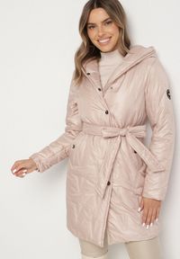 Born2be - Złoto-Różowa Kurtka z Pikowanymi Przeszyciami Kapturem i Wiązanym Paskiem Erlexie. Okazja: na spacer, na co dzień, na spotkanie biznesowe, do pracy. Kolor: złoty. Materiał: dzianina, jeans. Styl: casual, klasyczny, biznesowy #1