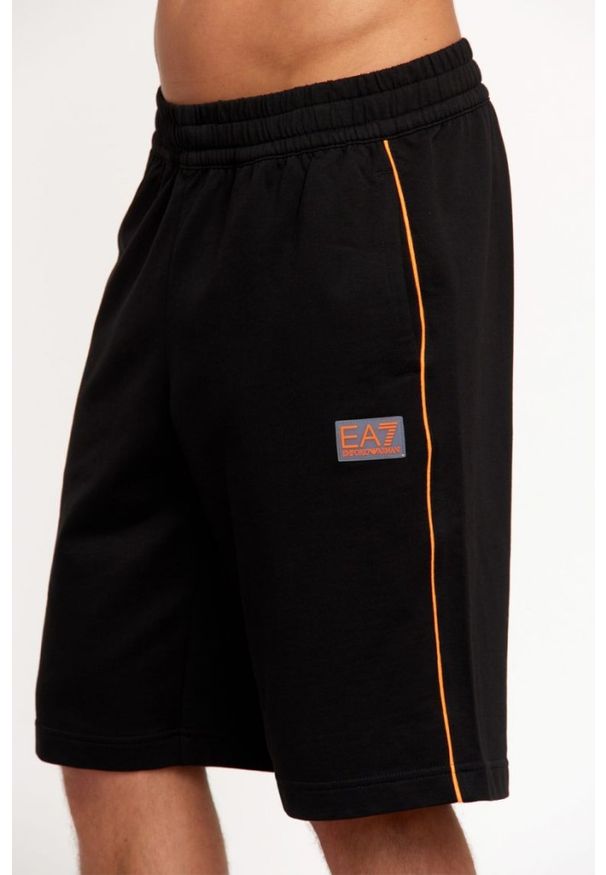 EA7 Emporio Armani - EA7 Czarne męskie szorty bawełniane z pomarańczowymi lampasami, Rozmiar L. Kolor: czarny. Materiał: bawełna. Wzór: aplikacja, nadruk