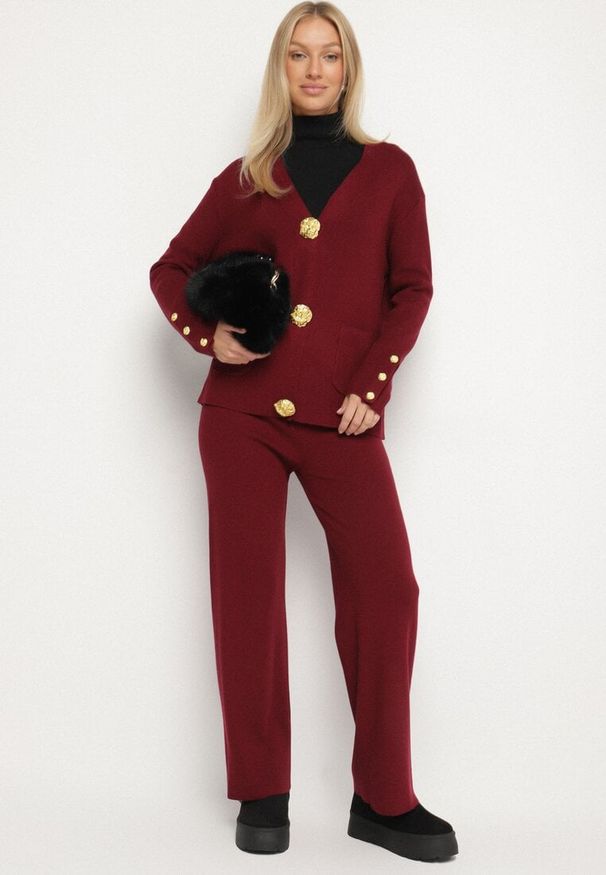 Born2be - Bordowy Komplet Dzianinowy z Wiskozą Kardigan i Szerokie Spodnie Badire. Kolor: czerwony. Materiał: wiskoza, dzianina. Wzór: aplikacja
