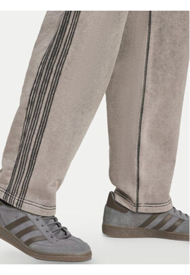 Adidas - adidas Spodnie dresowe Premium Essentials Retro JD0217 Szary Loose Fit. Kolor: szary. Materiał: bawełna