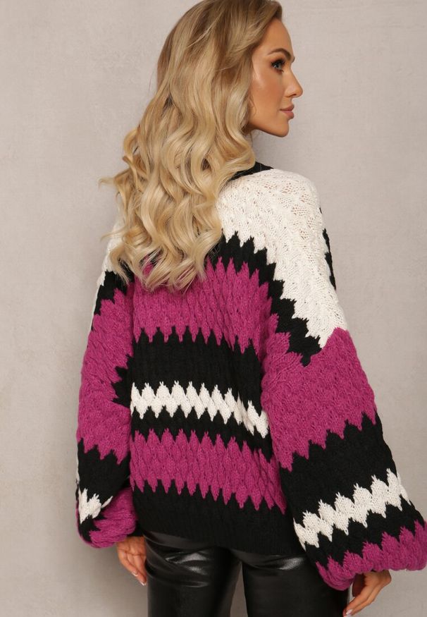 Renee - Fuksjowy Oversize Sweter z Trójkątnym Dekoltem z Ozdobnej Dzianiny Klinerda. Kolor: różowy. Materiał: dzianina. Wzór: kolorowy. Sezon: jesień, zima