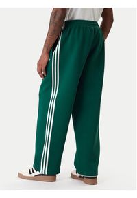 Adidas - adidas Spodnie dresowe adicolor Spacer Track KD4088 Zielony Baggy Fit. Kolor: zielony. Materiał: bawełna. Sport: turystyka piesza #2