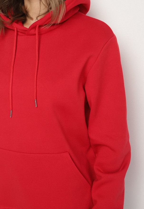Born2be - Czerwona Bluza z Kapturem i Kangurkową Kieszenią Envila. Okazja: na co dzień. Typ kołnierza: kaptur. Kolor: czerwony. Materiał: jeans. Styl: casual, elegancki