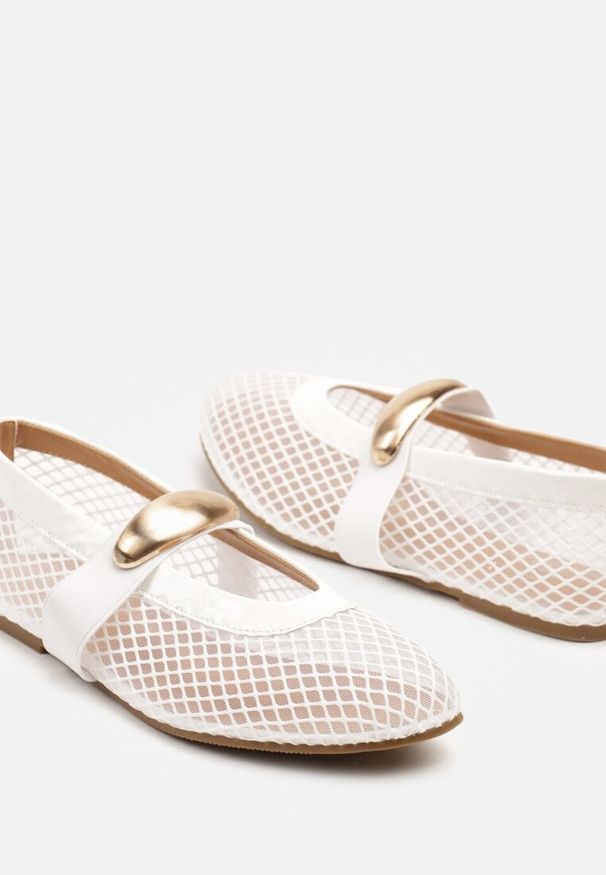 Born2be - Białe Siateczkowe Balerinki z Metalową Ozdobą Tatolira. Okazja: na co dzień. Kolor: biały. Materiał: jeans. Wzór: aplikacja. Styl: elegancki, casual, klasyczny