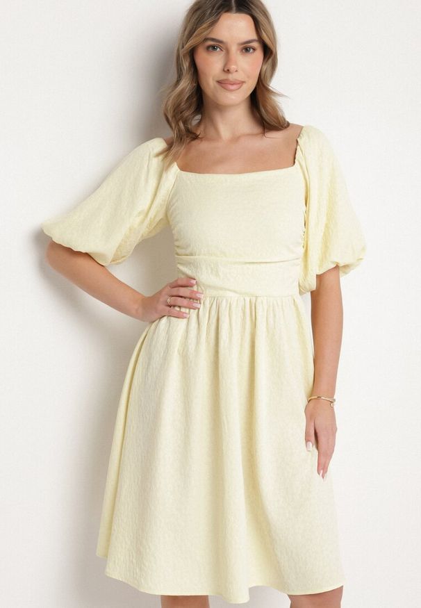 Born2be - Żółta Sukienka o Rozkloszowanym Kroju z Bufiastymi Rękawami Maradora. Okazja: na co dzień. Typ kołnierza: dekolt kwadratowy. Kolor: żółty. Styl: casual