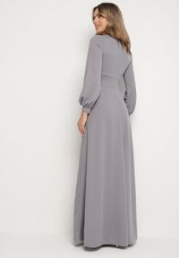 Born2be - Szara Rozkloszowana Sukienka Koktajlowa z Bufiastymi Rękawami i Rozcięciem na Nogę Erqellia. Okazja: na imprezę. Typ kołnierza: dekolt w serek. Kolor: szary. Styl: wizytowy #6