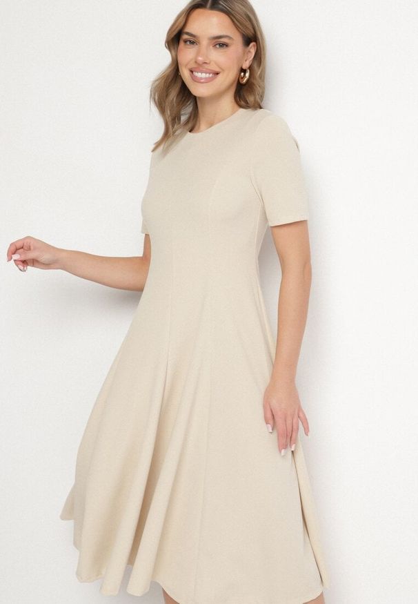 Born2be - Beżowa Sukienka Rozkloszowana z Taliowaniem Telorwena. Okazja: na wesele, na randkę, na ślub cywilny. Kolor: beżowy. Długość rękawa: krótki rękaw. Styl: klasyczny