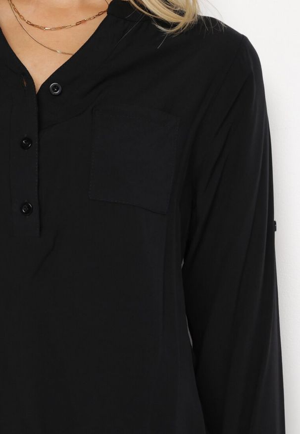 Born2be - Czarna Wiskozowa Bluzka z Guzikami przy Dekolcie i Rozszerzanym Dołem Ienyna. Kolor: czarny. Materiał: wiskoza